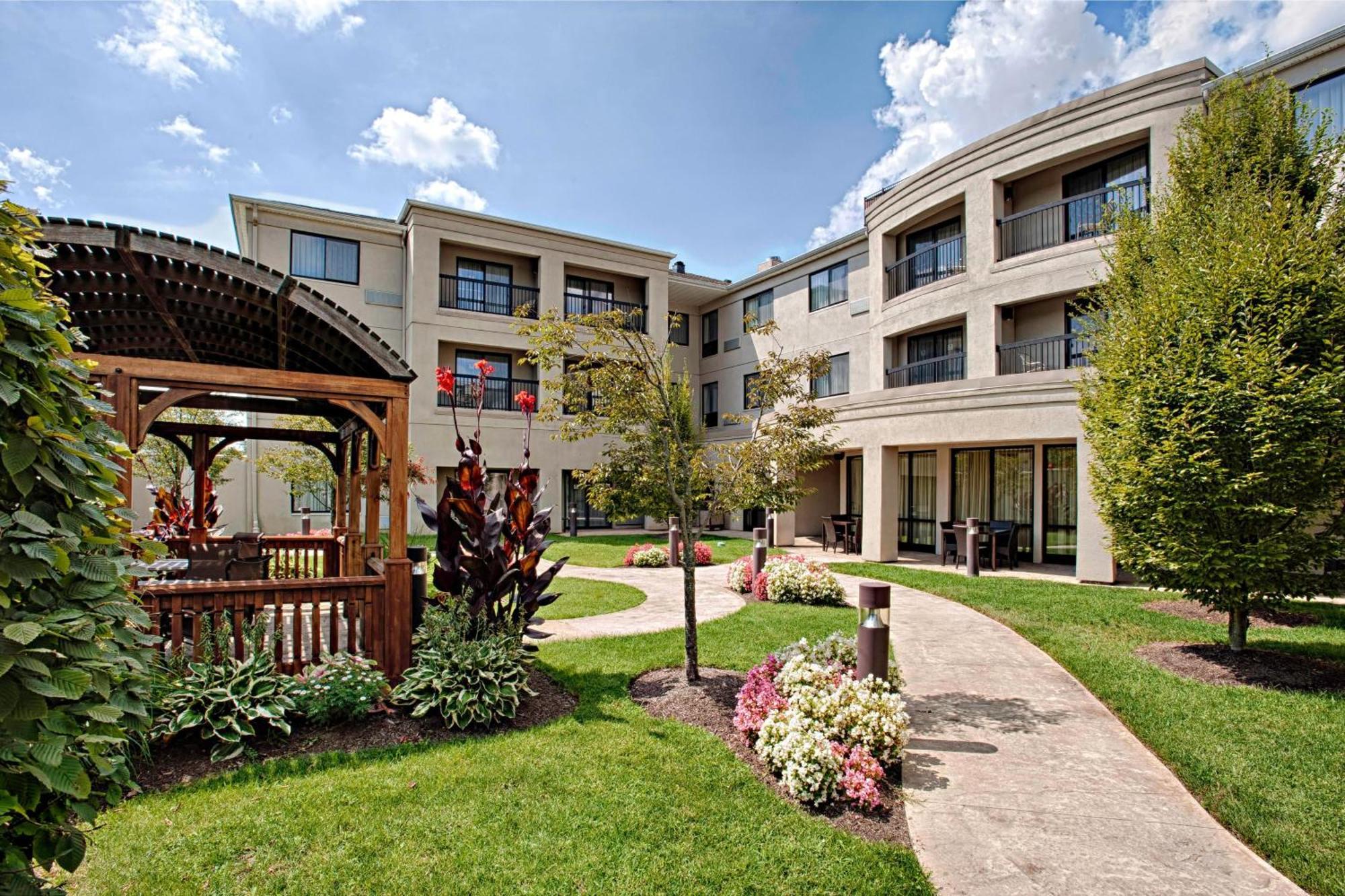 Courtyard Wall At Monmouth Shores Corporate Park מראה חיצוני תמונה